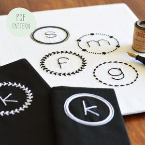 Padrão de bordado à mão Daisy Chain Monograms para letras decorativas. Quatro alfabetos completos de 26 letras cada, em quatro estilos diferentes.