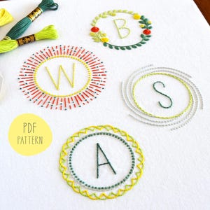 Patrón de bordado a mano de monogramas circulares para letras decorativas versátiles. Cuatro alfabetos completos de 26 letras cada uno, en 4 estilos diferentes