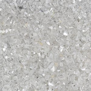 Pu&ograve; includere: Una collezione di piccoli frammenti di vetro bianco traslucido e irregolare con una superficie riflettente e scintillante. I pezzi variano per dimensioni e forma, creando uno strato denso e strutturato di materiale frantumato che cattura la luce.