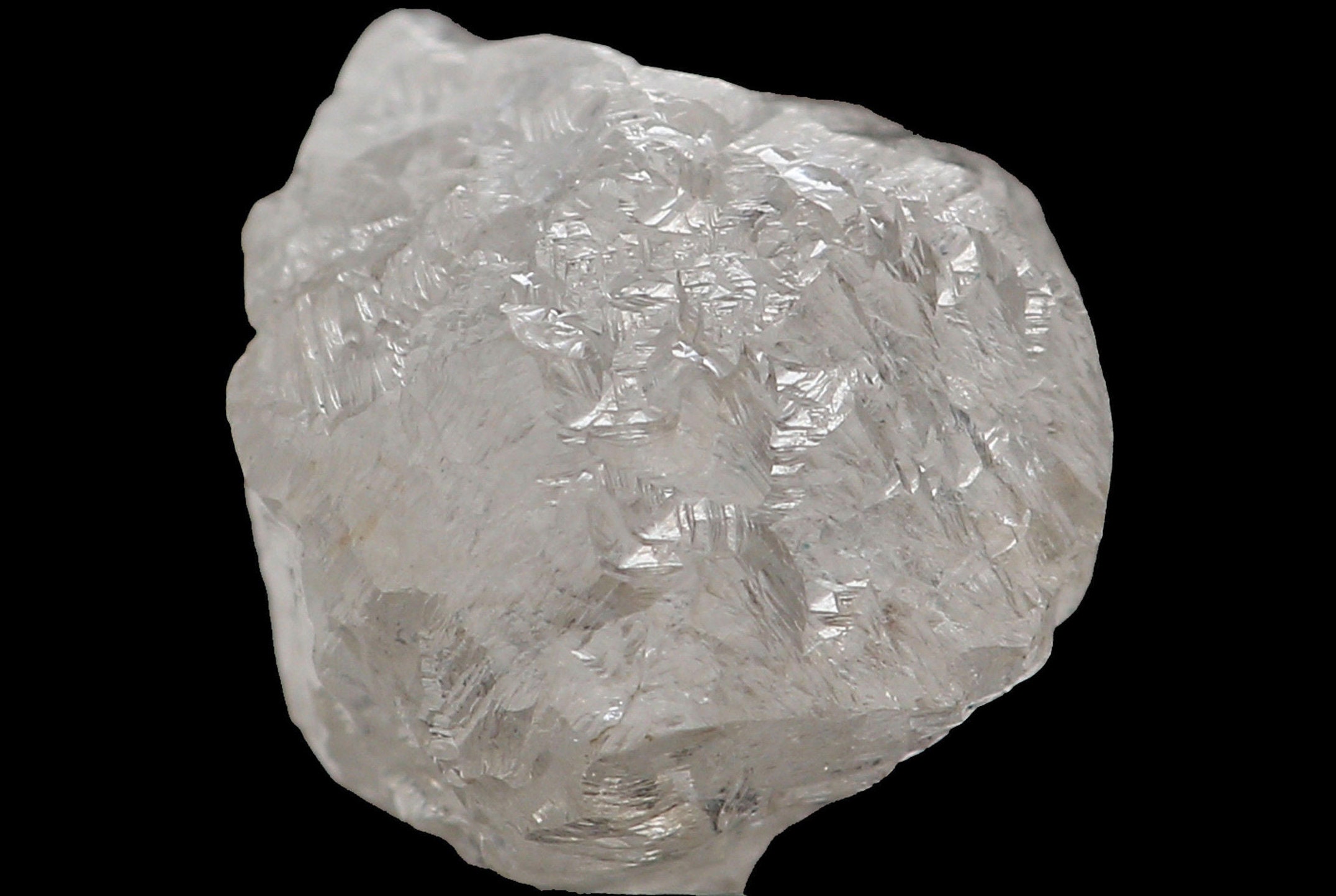 Природные бриллианты купить. Камень самородок Алмаз. Алмаз камень необработанный. Природный неограненный Алмаз.