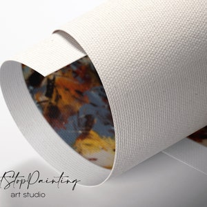 Pu&ograve; includere: Stampa su tela arrotolata con una superficie strutturata bianco sporco. L'opera presenta un design astratto colorato con sfumature di blu, arancione e giallo. Il testo "CanotStopPainting art studio" &egrave; visibile.