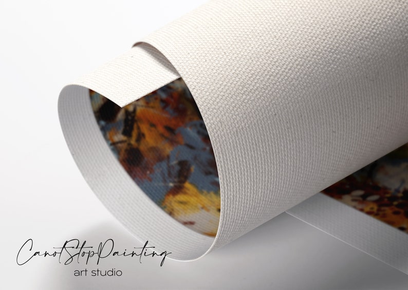 Pu&ograve; includere: Stampa su tela arrotolata con una superficie strutturata bianco sporco. L'opera presenta un design astratto colorato con sfumature di blu, arancione e giallo. Il testo "CanotStopPainting art studio" &egrave; visibile.