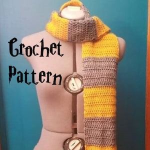 以下が含まれることがあります： グレーとイエローのフリンジ付きのクロシェ編みスカーフ。スカーフはグレーのマネキンにかけられています。画像には「Crochet Pattern」というテキストが表示されています。