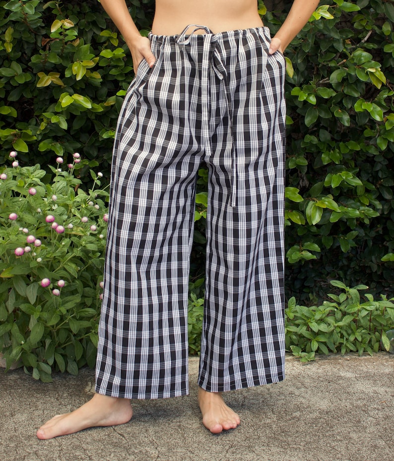 Pu&ograve; includere: Pantaloni larghi a gamba larga a quadri bianchi e neri con vita a coulisse.