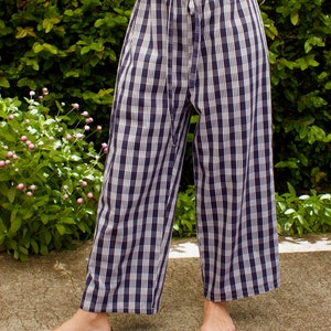 Pu&ograve; includere: Pantaloni a gamba larga con motivo a quadri blu e bianchi. I pantaloni hanno una vita con coulisse e una vestibilit&agrave; rilassata.
