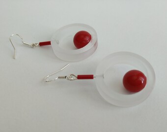 boucles d'oreilles contemporaines composées d'un cercle blanc opaque et d'une perle rouge vif. Réf. BO-059