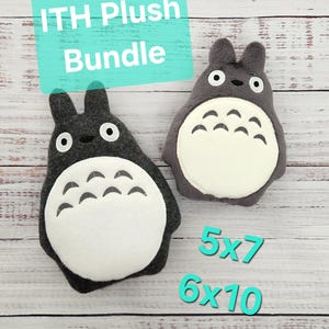 Puede incluir: Dos peluches grises con forma de personaje de dibujos animados, cada uno con una barriga blanca y detalles negros. El texto "ITH Plush Bundle" está encima de los juguetes, y "5x7" y "6x10" están debajo. Los juguetes están sobre una superficie de madera clara.