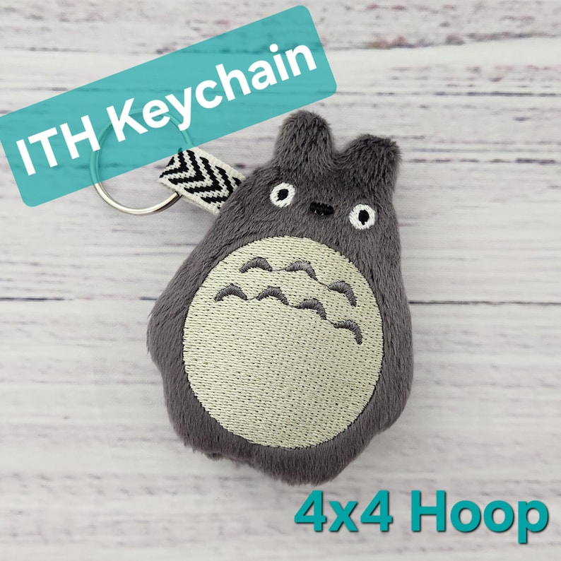 ITH Totoro plyschnyckelring | Broderidesign med skogsanden | 4 x 4 i ringen nyckelring bild 1