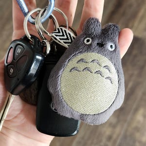 ITH Totoro plyschnyckelring | Broderidesign med skogsanden | 4 x 4 i ringen nyckelring bild 3