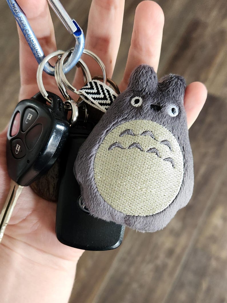 ITH Totoro plyschnyckelring | Broderidesign med skogsanden | 4 x 4 i ringen nyckelring bild 3