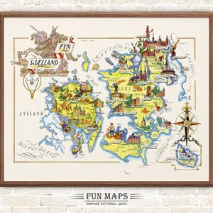 Puede incluir: Un mapa pictórico vintage enmarcado de Dinamarca, con ilustraciones detalladas de regiones como Fyn y Sjælland. El mapa está en un marco de madera e incluye una rosa de los vientos y el texto "FUN MAPS".