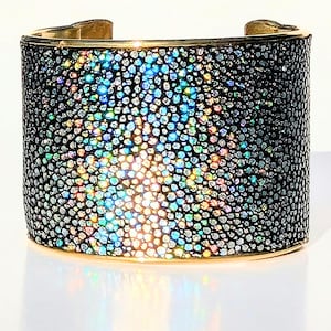 Genuine Stingray Exotic Leather Women&#39;s Brass Wide Wrist Cuff Bracelet - Silver Iridescent Color Changing Hide - US Designer Seller