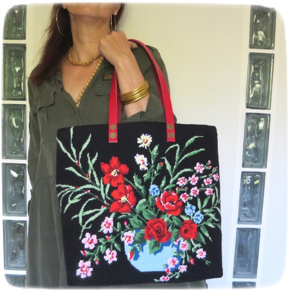 Canvas-Tasche, Vintage Gobelin-Tasche. Blumenstrauß aus Anemonen und Gänseblümchen in blauer Vase