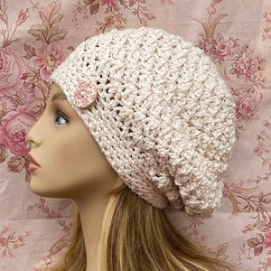 Cremefarbene Baumwoll Slouchy Beanie: Weiche Chemo Mütze mit Blumenknopf
