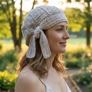 Patrón de gorro de crochet: Gorro Tracy con lazo lateral, lana peinada (Descargar PDF)