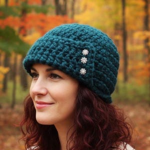 Patrón de crochet para el gorro cloche de Megan Winter: Gorro con botones para mujer (Descarga PDF)