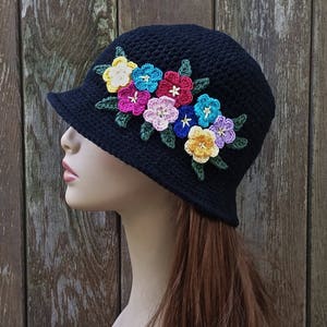 Cappello a campana nero con fiori, cappello nero con fiori, cappello a tesa larga, cappello flapper, cappello anni &#39;20, cappello chemio, cappello chemio a tesa larga, cappello chemio nero, cappello estivo