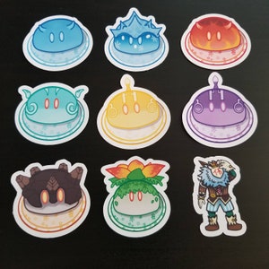 Puede incluir: Nueve pegatinas coloridas con personajes de dibujos animados con diferentes colores y diseños. Las pegatinas son redondas y tienen un borde blanco. Los personajes son todos sonrientes y tienen ojos grandes. Las pegatinas son perfectas para agregar un toque de fantasía a cualquier proyecto.