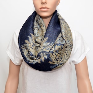 Dunkelblauer Infinity Schal mit floralem Muster in Goldbeige