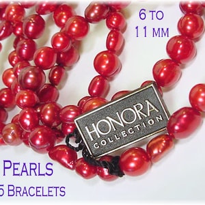 以下が含まれることがあります： 光沢のある仕上げの赤い真珠のブレスレット5本。真珠のサイズは6〜11mmです。ブレスレットはHonora Collectionのものです。画像には「Red Pearls」と「5 Bracelets」と書かれています。