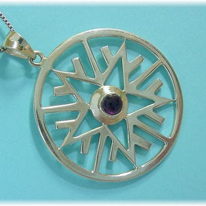 以下が含まれることがあります： 星形の模様と中央に紫色の宝石がついた円形のデザインのシルバーペンダントネックレスです。