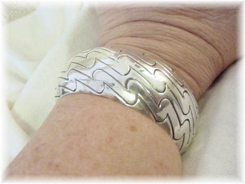 FREE SHIPPING Perfect Gift Chunky 50.54 Grams Sterling Silver Lightning Bolts Cuff Bracelet Modern Art Ocean Waves Beach Modernist