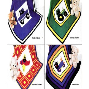 Puede incluir: Cuatro mantas de bebé de ganchillo con diferentes diseños de vehículos. Las mantas son azules, verdes, rojas y moradas con detalles blancos, amarillos y naranjas. Cada manta presenta un osito de peluche y el texto "TRUCK AFGHAN", "TRACTOR AFGHAN", "AIRPLANE AFGHAN" y "TRAIN AFGHAN".