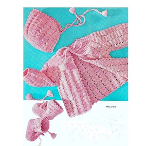 Könnte beinhalten: Ein rosa gehäkeltes Baby-Set mit Mütze, Cardigan und Booties. Das Set ist mit einem Muschelstichmuster gearbeitet und trägt das Etikett "Shell Set".