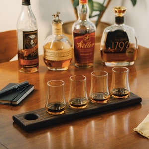 Vuelo de whisky y licores con 4 copas
