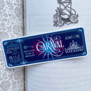Può includere: Un biglietto da carnevale blu e bianco con il testo "Carnaval" in un font stilizzato. Il biglietto dice "Remember it's only a game" e "Main gates close at midnight". Il biglietto ha anche una piccola immagine di una chiave e una grande immagine di una tenda da circo.