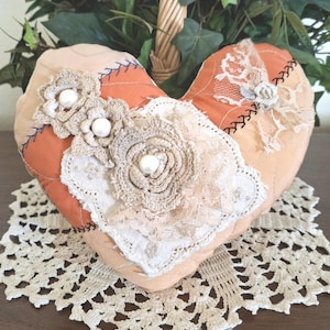 Cuscino a forma di cuore con trapunta tagliata ~ Trapunta vintage riciclata ~ Piccolo cuscino decorativo ~ Spedizione GRATUITA