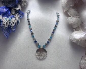 Colar de vidro azul - Colar azul para mulheres - Colar de vidro - Colar único - Colar extravagante - Colar multicolorido - Presente