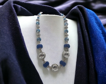 Colar multicolorido para mulheres - Colar azul e prata para ela - Colar extravagante - Colar único - Colar brilhante - Presente