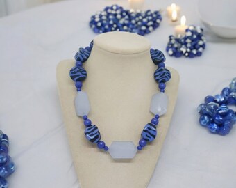 Zebraketting - blauwe ketting voor vrouwen - blauwe ketting met zebraprint - unieke ketting - statementketting - veelkleurige ketting