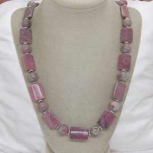 Collar de rodonita rosa - collar de piedra para mujeres - collar de rodonita para ella - collar único en su tipo - collar de declaración - gran regalo