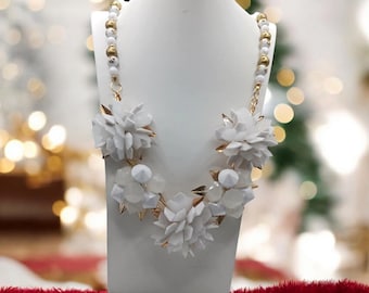 Colar de flores - Colar de flores brancas - Colar de floco de neve - Colar de babador - Colar único - Colar de pérolas - Colar de declaração
