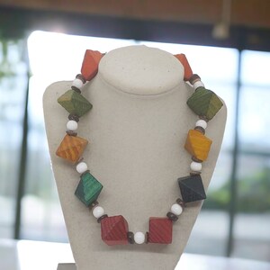 Collier en bois pour elle - Collier multicolore pour femme - Collier coloré - Collier artistique - Collier unique - Collier tendance
