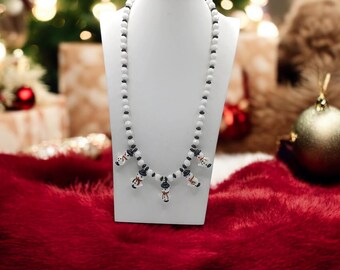 Colar de boneco de neve - Colar preto e branco para mulheres - Colar de Natal - Colar único - Presente para mulheres - Colar de declaração