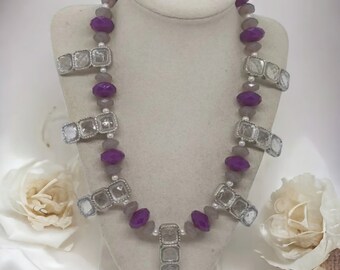 Collana viola da donna - Collana unica nel suo genere - Collana di gioielli - Collana di dichiarazione - Collana di perle - Collana con bavaglino - Regalo per le donne
