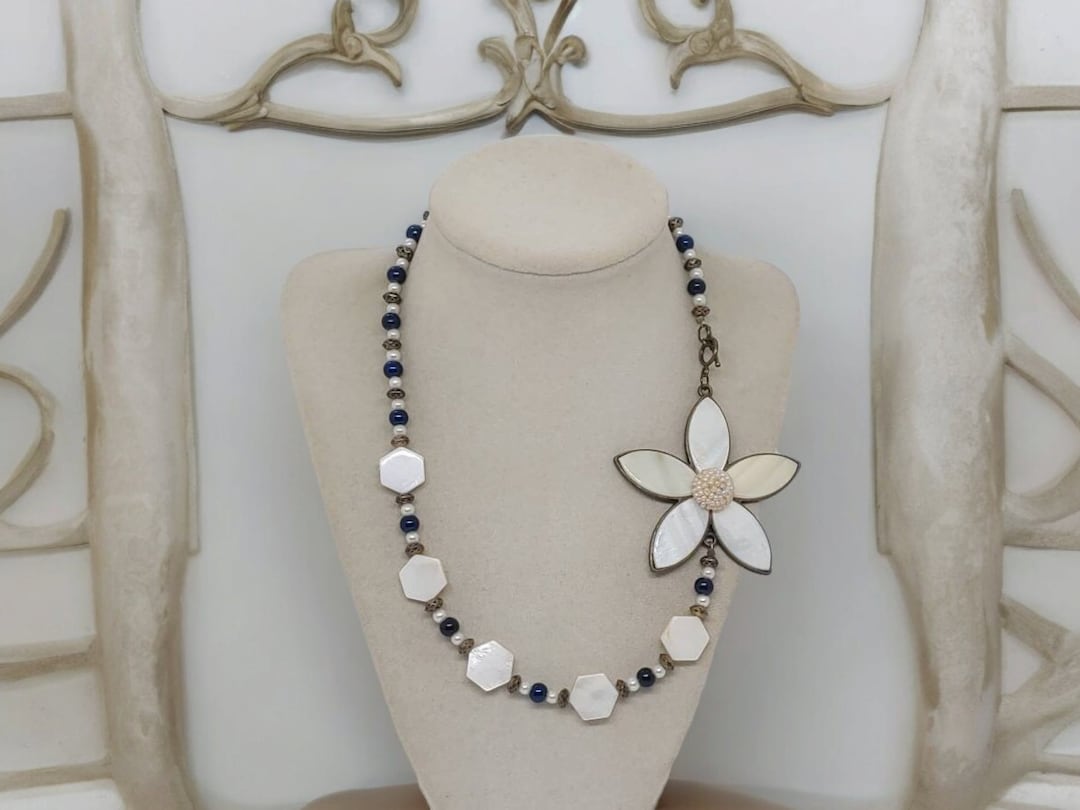 Collier Rétro Avec Perles Blanches, Noires, Or Et Décor Floral - Occasion, Marque Générique