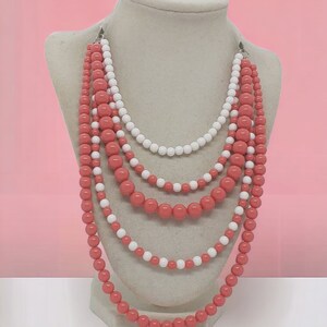 Rosa und weiße Halskette für Frauen – mehrlagige Halskette – Acryl-Halskette – einzigartige Halskette – Lätzchen-Halskette – Statement-Halskette – Geschenk