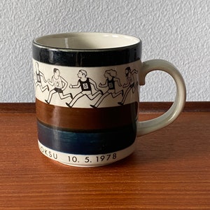 Very rare arabia big mug “Kaira” special addition “Toukolan 30. ympärijuoksu-muki, 10.5.1978”designed by Anja Jaatinen, 1978 Made in Finland