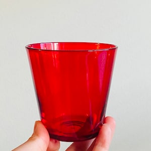 Vaso "Kartio" rojo rubí de Kaj Franck, fabricado en Finlandia