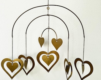 Un gran móvil vintage con forma de corazón de latón Aarikka, probablemente diseñado por Kaija Aarikka en Finlandia durante la década de 1960.