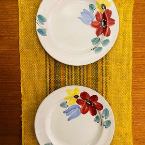 A pair of Arabia SS model ceramic plate with flowers decoration, made in 1940s