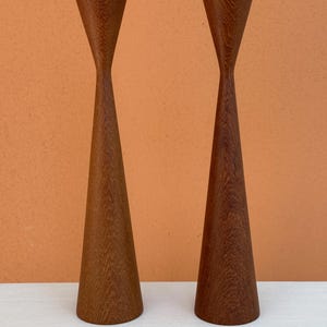 Een paar prachtige modernistische Deense vintage teakhouten kandelaars als een sculptuur, gemaakt in Denemarken, jaren 60