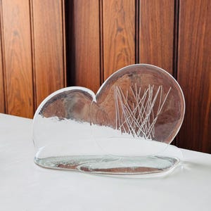 Pièce de collection/Signé/Une oeuvre d&#39;art en verre commandée par le célèbre designer finlandais Timo Sarpaneva pour Punkaharju Retreat nommée Pilvi (nuage)