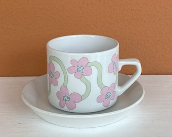 Nur ein Jahr in Produktion. Sehr seltenes Vintage-Keramikset von Arabia Finland, inklusive Teetassenset mit dem Namen „Villiruu“.