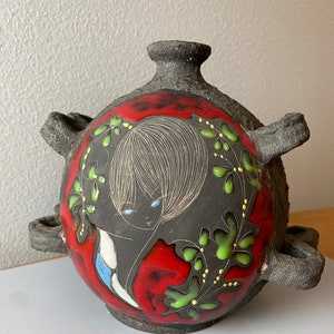 Jarrón de cerámica italiana de estilo funky con cabeza de dama y acabado texturizado estilo Fat Lava. Fabricado en la región de San Marino, Italia.
