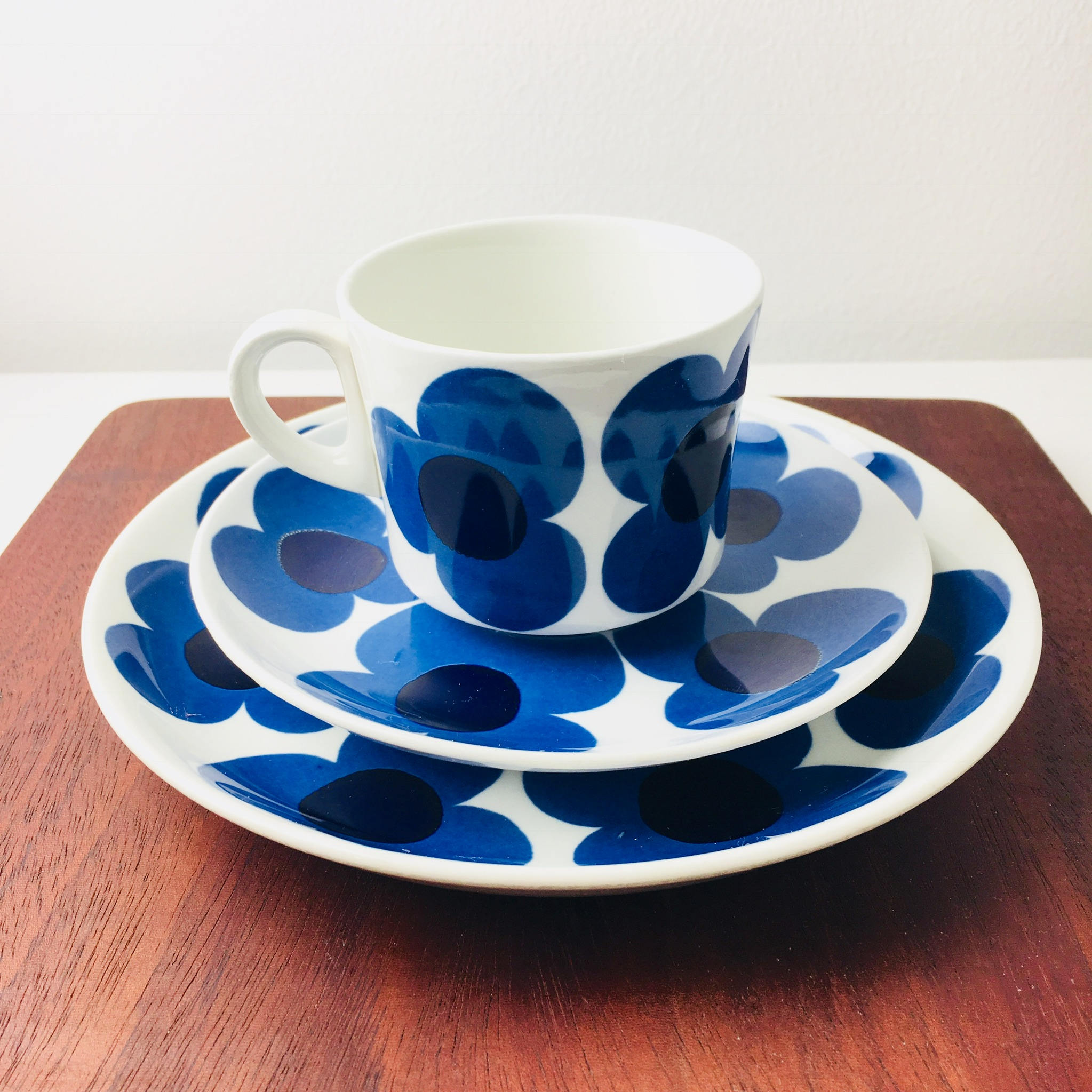 RARE vintage Arabia Finland ceramic coffee cup set named “Aurinko", designed by Esteri Tomula / Göran Bäck, 1970s, Made in Finland